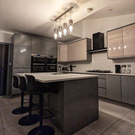 Beautiful 5 Bedroom Home Sleeps 12 People In مانشستر المظهر الخارجي الصورة