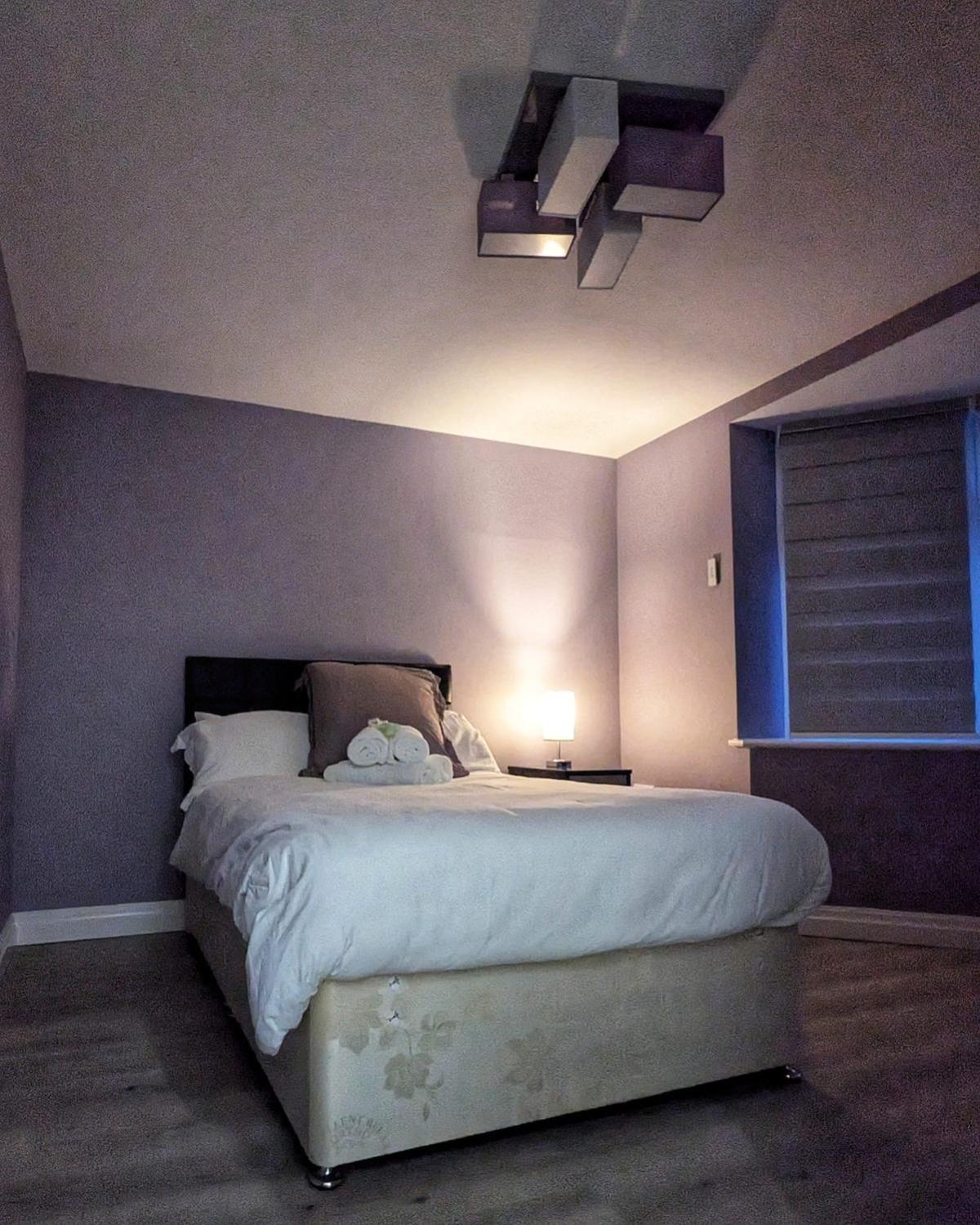 Beautiful 5 Bedroom Home Sleeps 12 People In مانشستر المظهر الخارجي الصورة