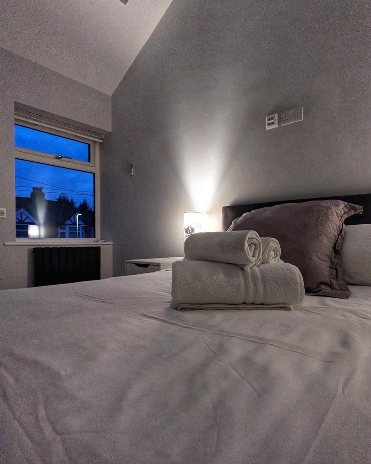 Beautiful 5 Bedroom Home Sleeps 12 People In مانشستر المظهر الخارجي الصورة
