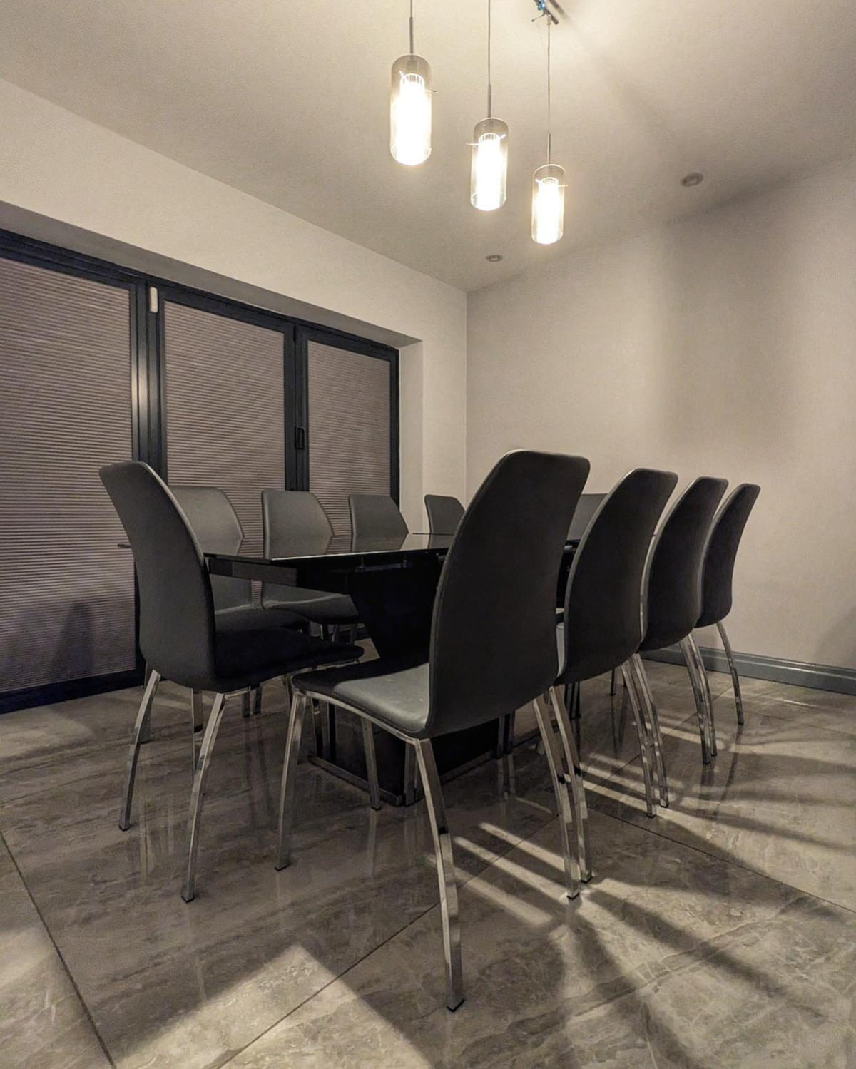 Beautiful 5 Bedroom Home Sleeps 12 People In مانشستر المظهر الخارجي الصورة